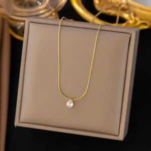 Collier doré avec pendentif goutte