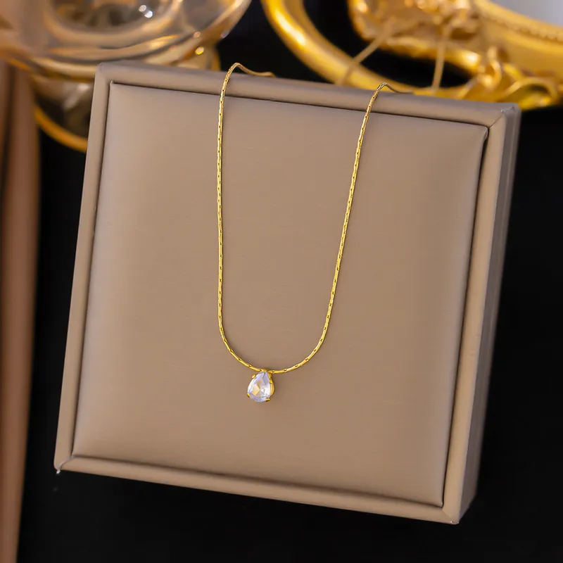 Collier doré avec pendentif goutte